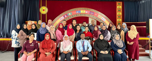 ސާނަވީ ސްކޫލްތަކުގައި އިނގިރޭސި މާއްދާ ކިޔަވާދޭ ޓީޗަރުންނަށް އަމާޒުކޮށްގެން ކުރިއަށް ގެންދިޔަ އުނގެނުމުގައި ޚާއްޞައެހީއަށް ބޭނުންވާ ދަރިވަރުންނަށް އުނގަންނާދޭނެ ގޮތުގެ ތަމްރީނު ޕްރޮގްރާމް އައްޑޫ އަދި ފުވައްމުލައް ސިޓީގައި ކުރިއަށް ގެންގޮސްފި