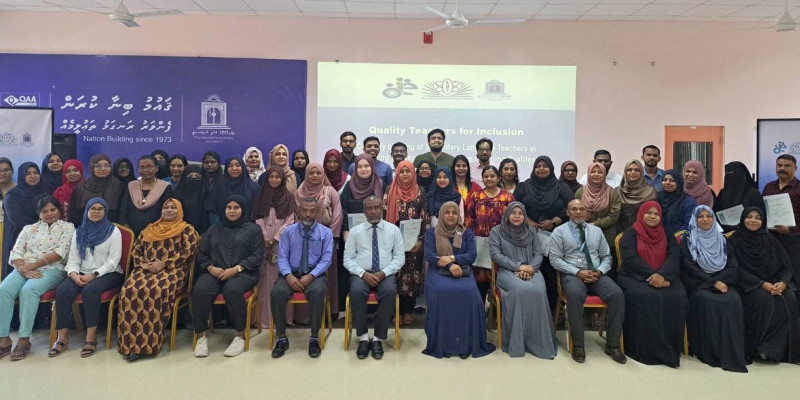 ސާނަވީ ސްކޫލްތަކުގައި އިނގިރޭސި މާއްދާ ކިޔަވާދޭ ޓީޗަރުންނަށް އަމާޒުކޮށްގެން ކުރިއަށް ގެންދިޔަ އުނގެނުމުގައި ޚާއްޞައެހީއަށް ބޭނުންވާ ދަރިވަރުންނަށް އުނގަންނާދޭނެ ގޮތުގެ ތަމްރީނު ޕްރޮގްރާމް ގއ އަދި ގދ އަތޮޅުގައި ކުރިއަށް ގެންގޮސްފި