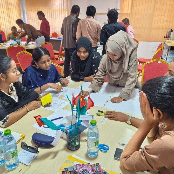 ސާނަވީ ސްކޫލްތަކުގައި ހިސާބު ކިޔަވާދޭ ޓީޗަރުންނަށް އަމާޒުކޮށްގެން ކުރިއަށް ގެންދިޔަ އުނގެނުމުގައި ޚާއްޞައެހީއަށް ބޭނުންވާ ދަރިވަރުންނަށް އުނގަންނާދޭނެ ގޮތުގެ ތަމްރީނު ޕްރޮގްރާމް (ދ ތ)