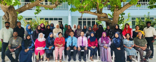 ސާނަވީ ސްކޫލްތަކުގައި އިނގިރޭސި މާއްދާ ކިޔަވާދޭ ޓީޗަރުންނަށް އަމާޒުކޮށްގެން ކުރިއަށް ގެންދިޔަ އުނގެނުމުގައި ޚާއްޞައެހީއަށް ބޭނުންވާ ދަރިވަރުންނަށް އުނގަންނާދޭނެ ގޮތުގެ ތަމްރީނު ޕްރޮގްރާމް އއ އަދި އދ އަތޮޅުގައި ކުރިއަށް ގެންގޮސްފި