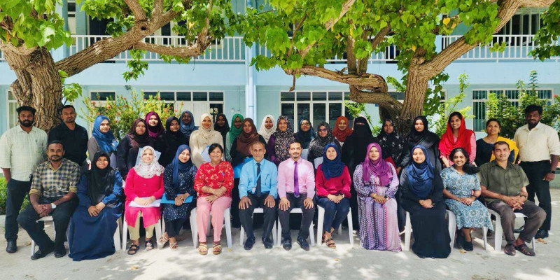 ސާނަވީ ސްކޫލްތަކުގައި އިނގިރޭސި މާއްދާ ކިޔަވާދޭ ޓީޗަރުންނަށް އަމާޒުކޮށްގެން ކުރިއަށް ގެންދިޔަ އުނގެނުމުގައި ޚާއްޞައެހީއަށް ބޭނުންވާ ދަރިވަރުންނަށް އުނގަންނާދޭނެ ގޮތުގެ ތަމްރީނު ޕްރޮގްރާމް އއ އަދި އދ އަތޮޅުގައި ކުރިއަށް ގެންގޮސްފި