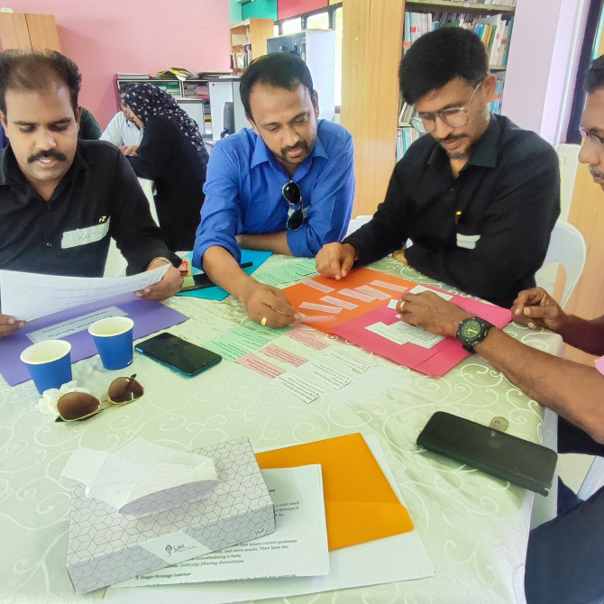 ސާނަވީ ސްކޫލްތަކުގައި ހިސާބު ކިޔަވާދޭ ޓީޗަރުންނަށް އަމާޒުކޮށްގެން ކުރިއަށް ގެންދިޔަ އުނގެނުމުގައި ޚާއްޞައެހީއަށް ބޭނުންވާ ދަރިވަރުންނަށް އުނގަންނާދޭނެ ގޮތުގެ ތަމްރީނު ޕްރޮގްރާމް (އއ އދ)